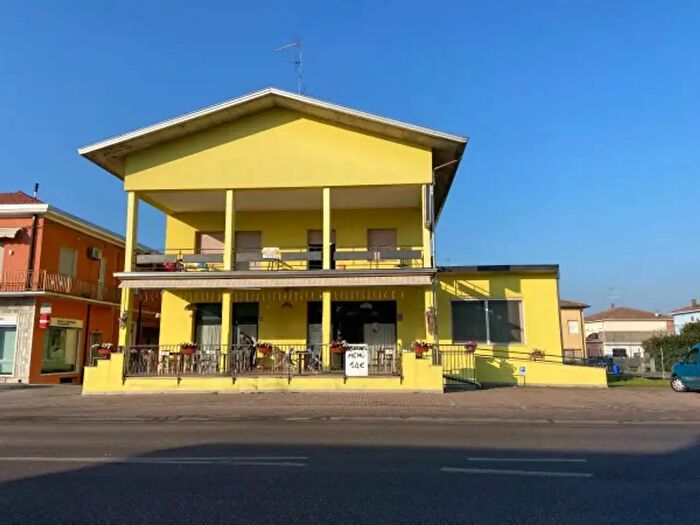 Casa quadrilocale in vendita in Via Provinciale Modena, Novi Di Modena