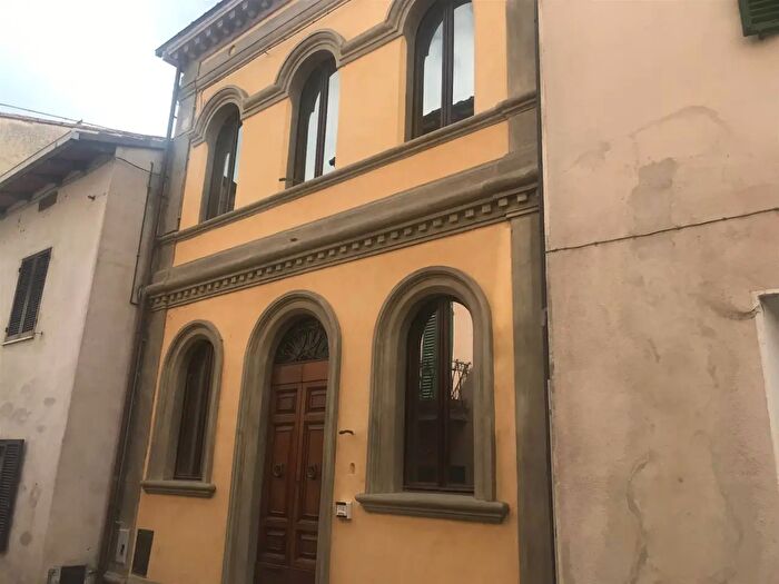 Casa con 6 locali in vendita in Castiglione Del Lago