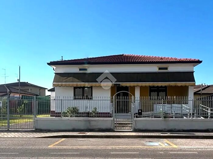 Casa quadrilocale in vendita in Isola Della Scala