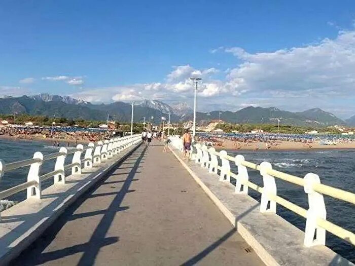 Appartamento con 8 locali in vendita in Via Padre Ignazio da Carrara, Forte Dei Marmi