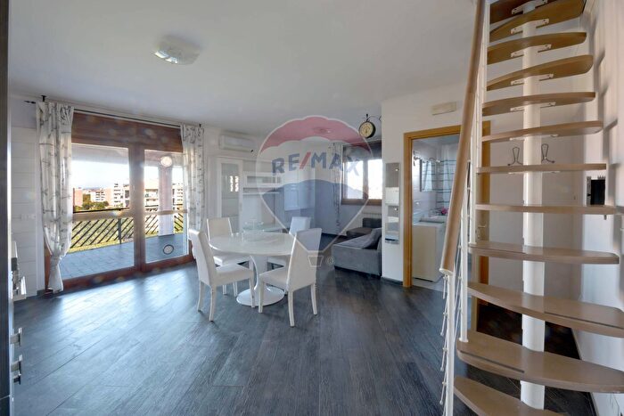 Appartamento trilocale in vendita in Via Cremolino, Roma