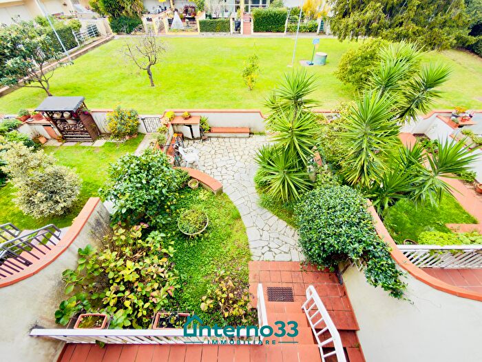 Casa con 6 locali in vendita in Via Dogana, Luni