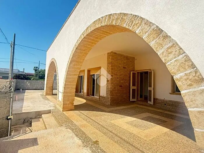 Casa con 6 locali in vendita in Via Taormina, Racale