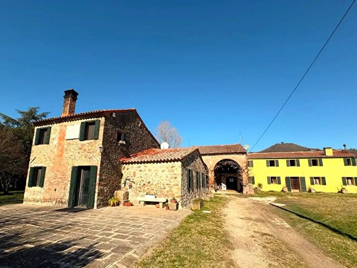 Casa con 10 locali in vendita in Baone