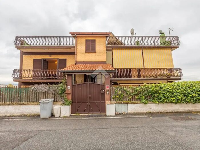 Appartamento trilocale in vendita in Via Villalago, Roma