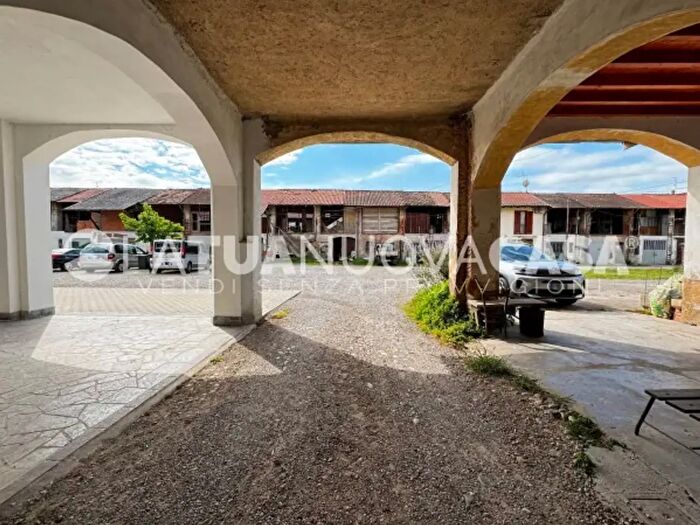 Appartamento quadrilocale in vendita in Via San Protaso, Bareggio