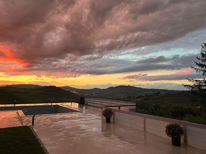 Casa con 18 locali in vendita in Frazione Vasciano, Todi