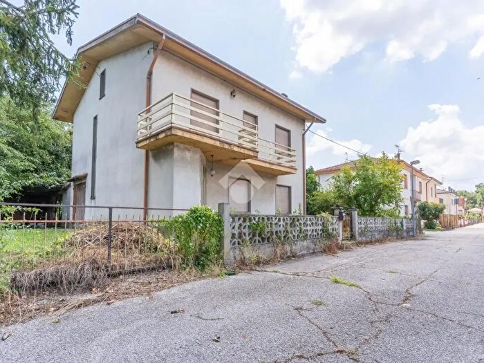 Casa quadrilocale in vendita in Via T Tasso, Voghiera