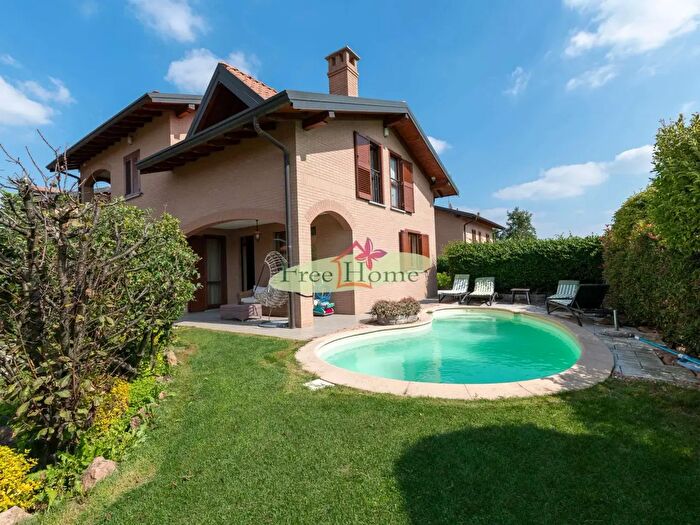 Casa con 9 locali in vendita in Via Ronco, Carnago