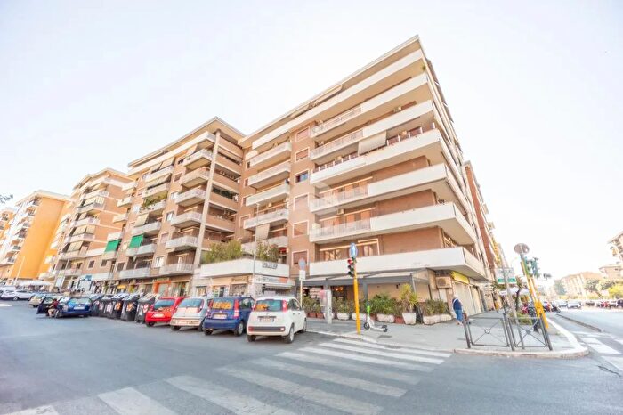 Appartamento quadrilocale in vendita in Via Scribonio Curione, Roma