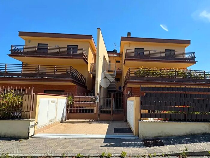 Appartamento trilocale in vendita in Via M Bramucci, Ancona