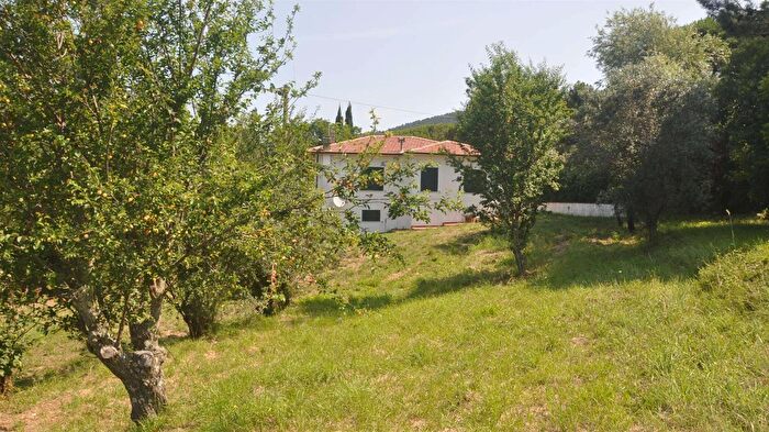 Casa con 7 locali in vendita in Castellina Marittima
