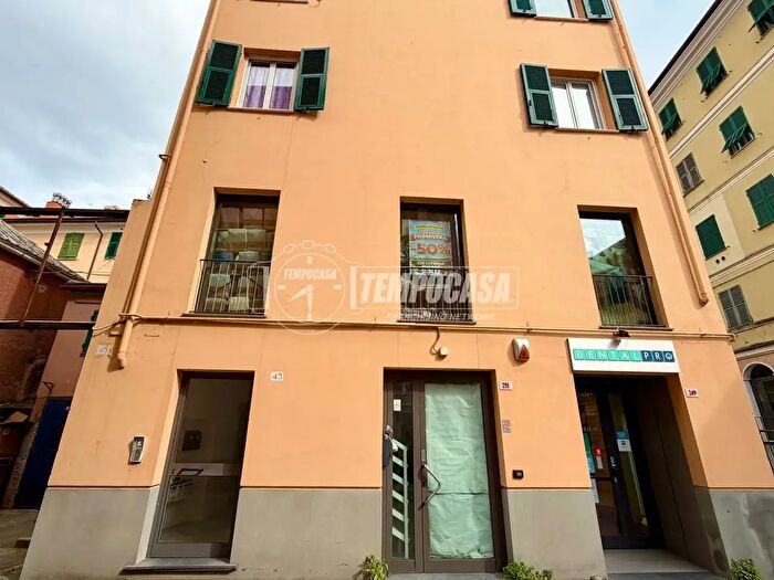 Appartamento trilocale in vendita in Via Sestri, Genova