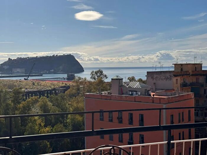 Appartamento trilocale in vendita in Via Salvatore Ferrara, Napoli