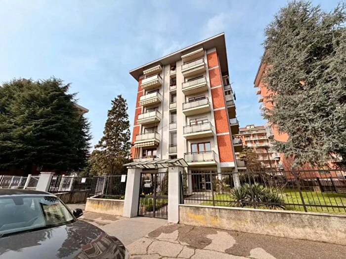 Appartamento con 5 locali in vendita in Via Luzzati, Torino