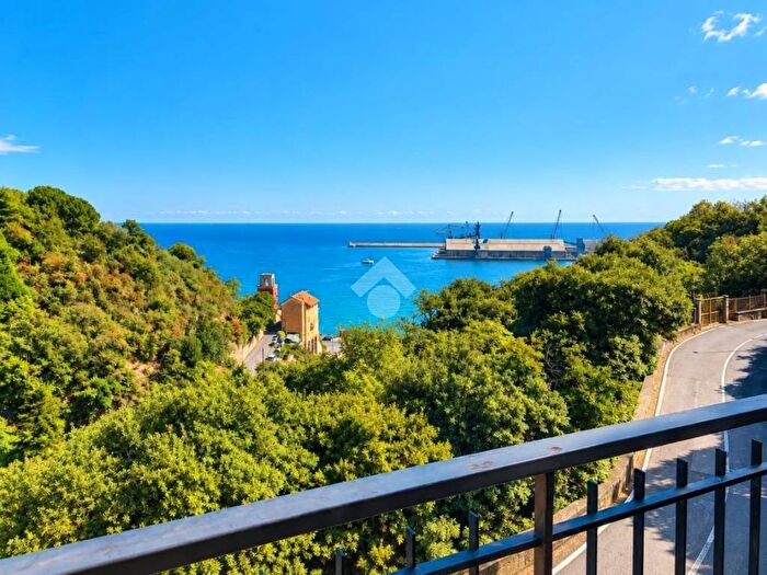 Appartamento con 6 locali in vendita in Via Genova, Villetta Valloria, Savona
