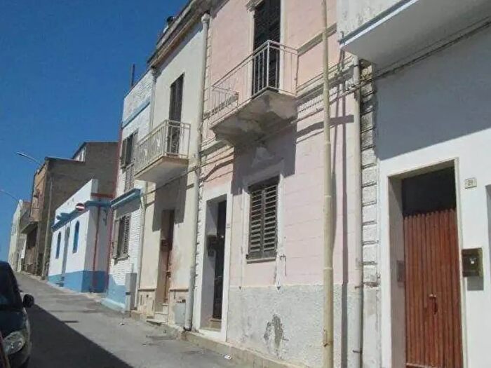 Casa con 8 locali in vendita in Calasetta