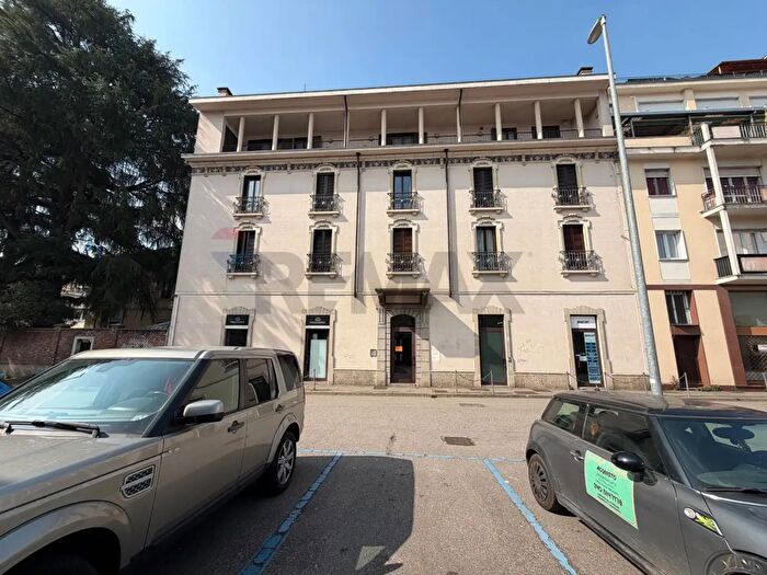 Appartamento con 9 locali in vendita in Via Cadolini, Gallarate