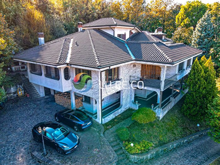 Casa con 10 locali in vendita in Inverigo