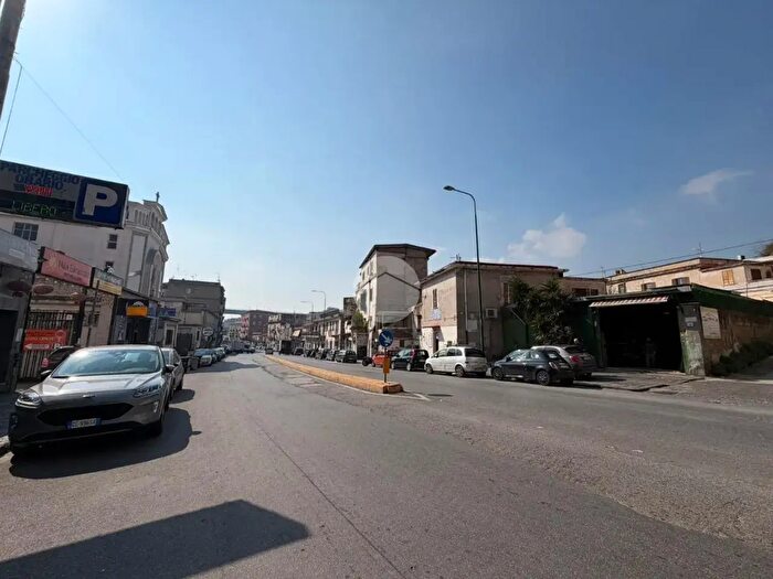 Appartamento trilocale in vendita in Calata Capodichino, Napoli