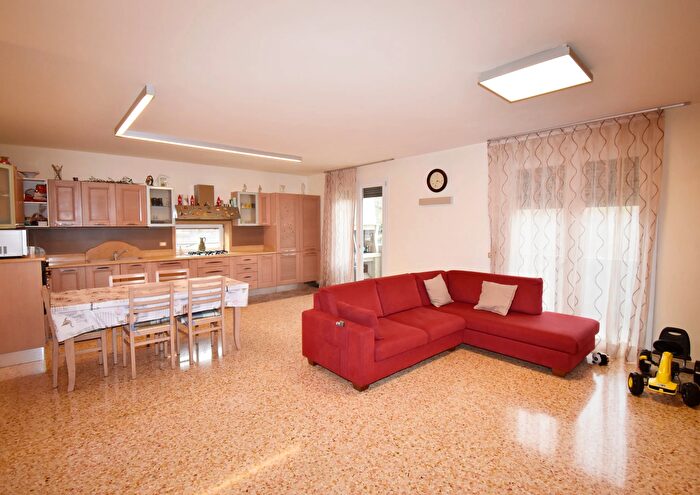 Appartamento quadrilocale in vendita in Via Pieve, Chiampo