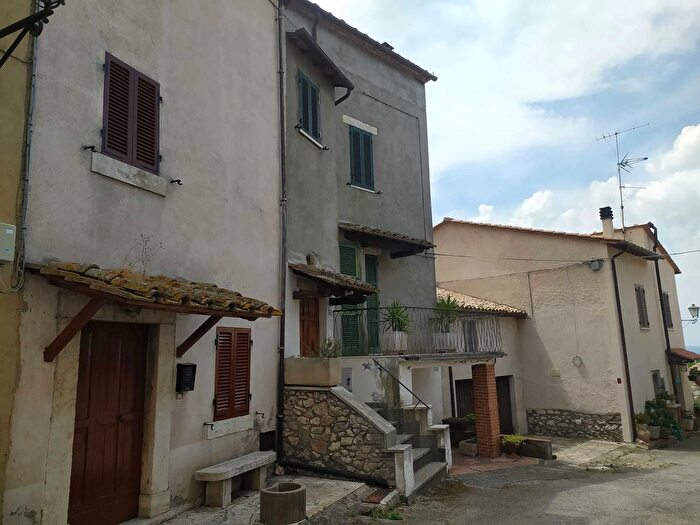Casa con 7 locali in vendita in Piazza Panfili, Guardea