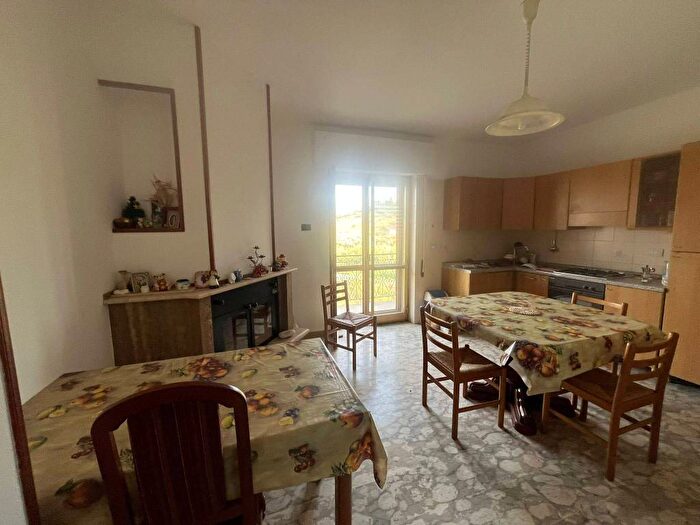 Appartamento trilocale in affitto in Via Marincola, Davoli