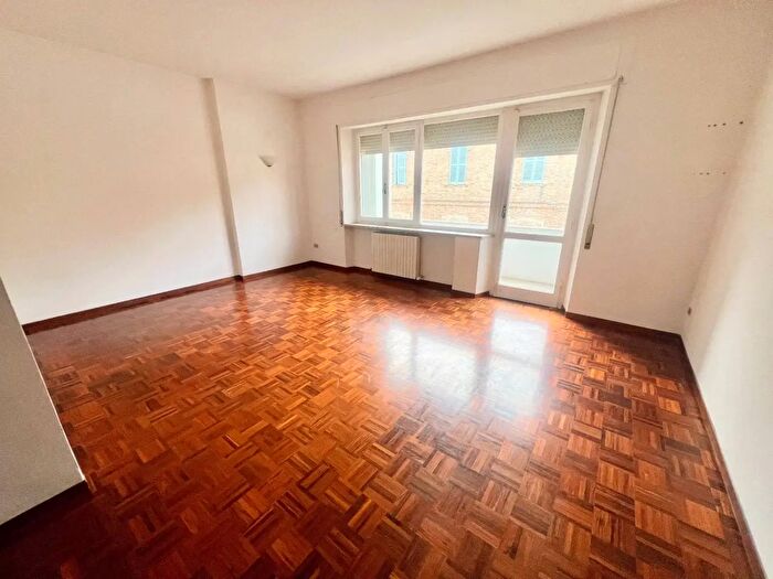 Appartamento con 7 locali in vendita in Via Serraloggia, Fabriano