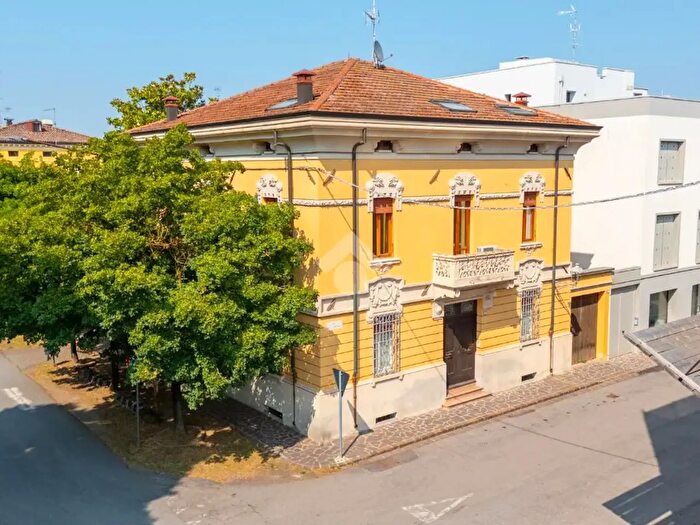 Casa con 5 locali in vendita in Via Demos Malavasi, Novi Di Modena