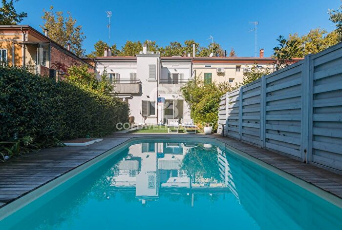 Casa con 12 locali in vendita in Viale Andrea Costa, Imola