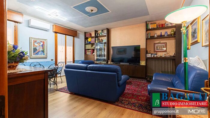 Appartamento con 5 locali in vendita in Via Alba, Modena