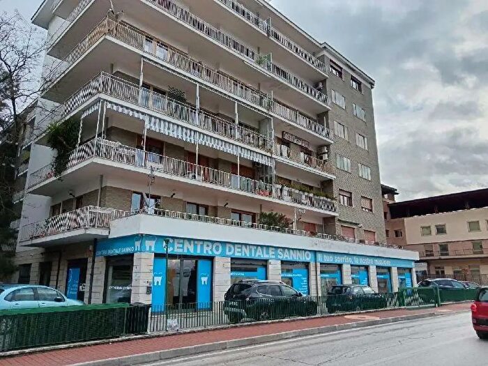 Appartamento con 8 locali in vendita in Via Avellino, Benevento
