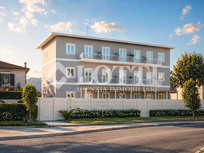 Appartamento trilocale in vendita in Camaiore