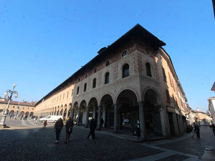 Appartamento con 6 locali in affitto in Corso Vittorio Emanuele II, Centro, Vigevano
