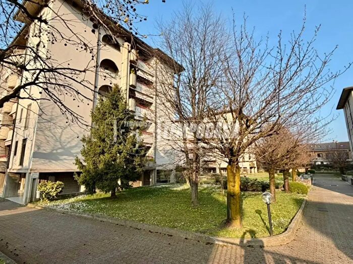 Appartamento trilocale in vendita in Via San Martino, Cologno Monzese