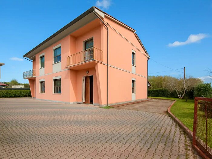 Casa con 9 locali in vendita in Bientina