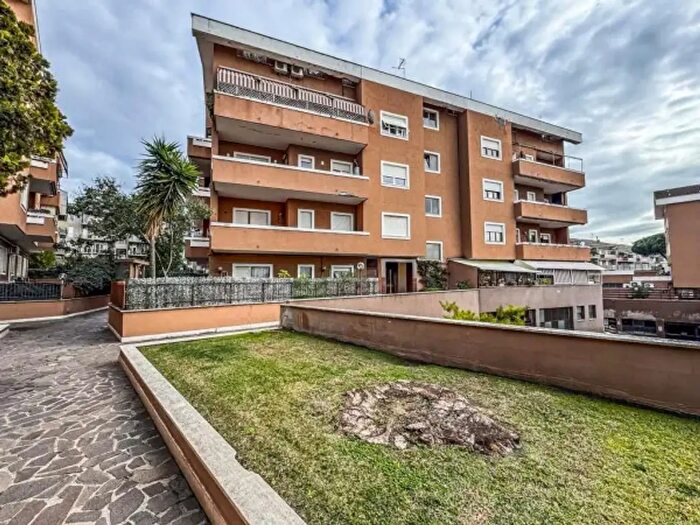 Appartamento trilocale in vendita in Via Menandro, Roma