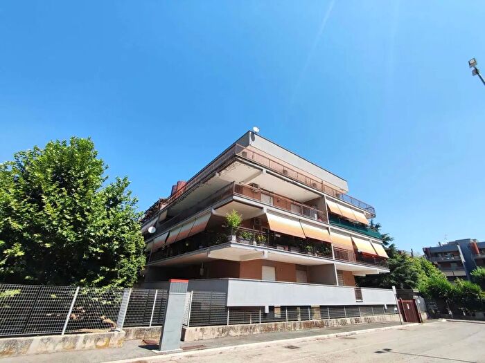 Appartamento trilocale in vendita in Via Monte Manno, Roma
