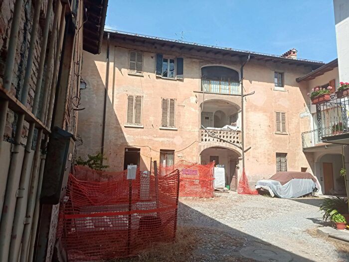 Casa con 8 locali in vendita in Viggiu