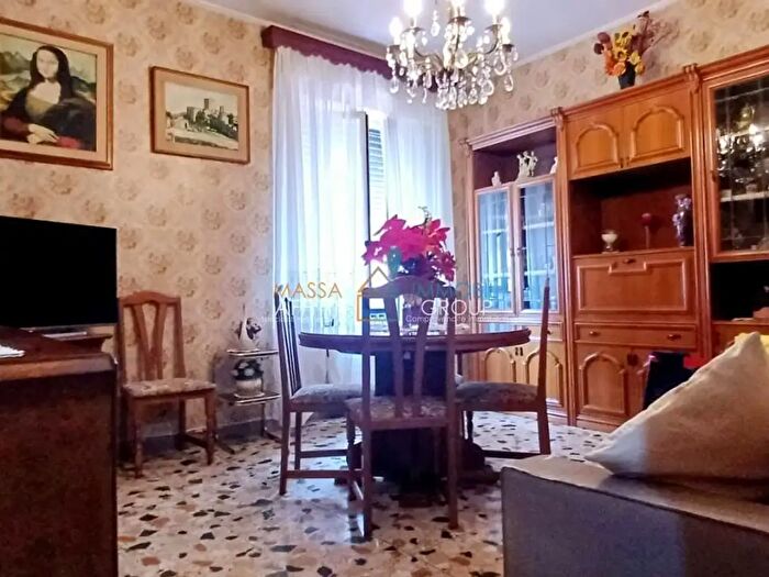 Appartamento trilocale in vendita in Via Maternità, Massa
