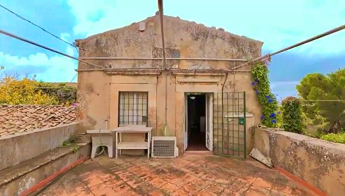 Casa con 13 locali in vendita in Chiaramonte Gulfi