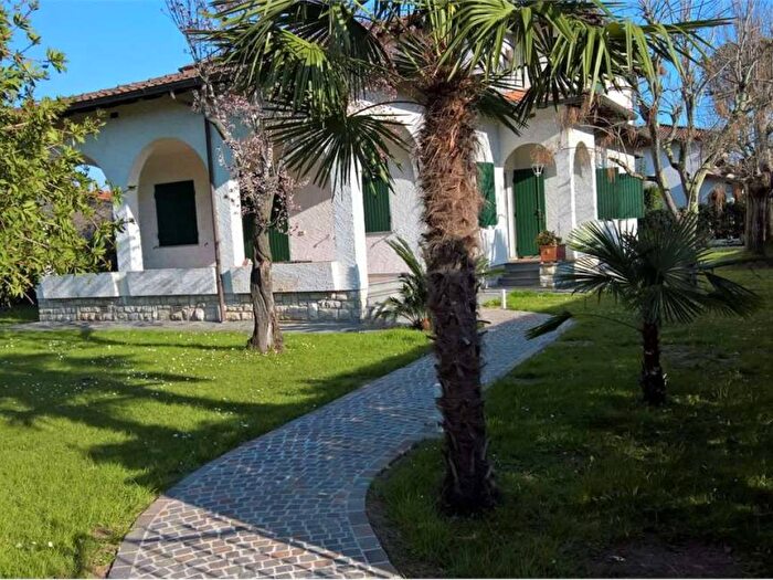 Casa con 6 locali in affitto in Caranna, Forte dei Marmi