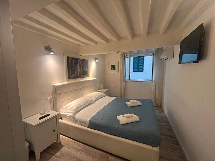 Appartamento trilocale in affitto in Via della Vigna Vecchia, Signoria Uffizi, Firenze