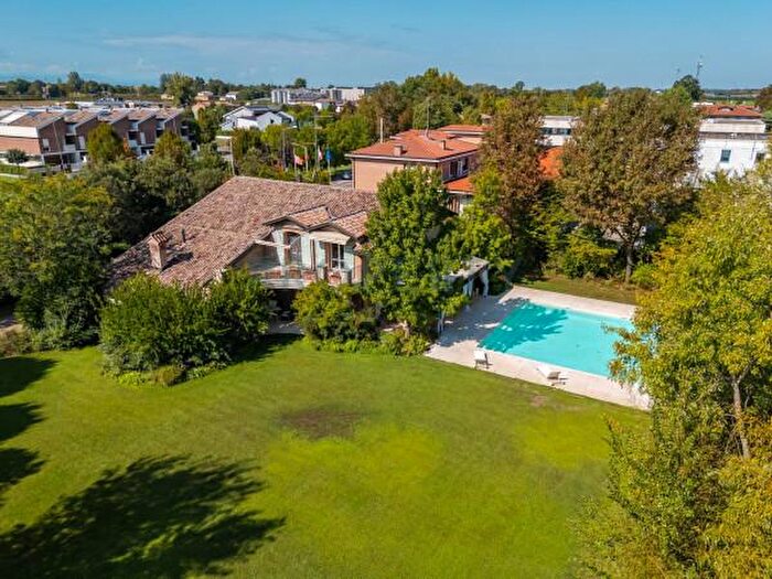 Casa con 6 locali in vendita in Carpi