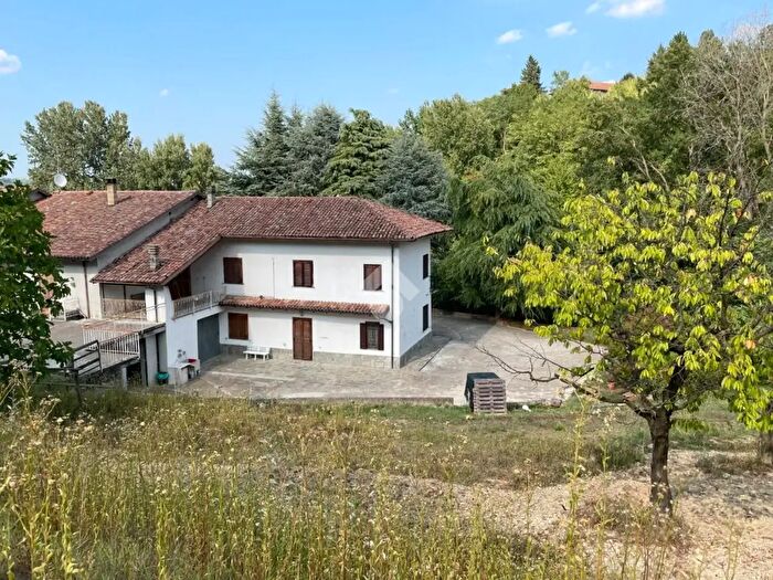 Casa con 6 locali in vendita in Via Giovanni d'Alfonso, Canelli