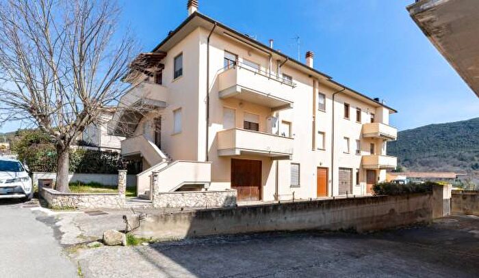 Appartamento quadrilocale in vendita in Via degli Orti, Guardea