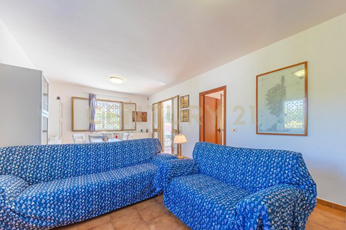 Casa quadrilocale in vendita in Strada Isola Bella, Latina