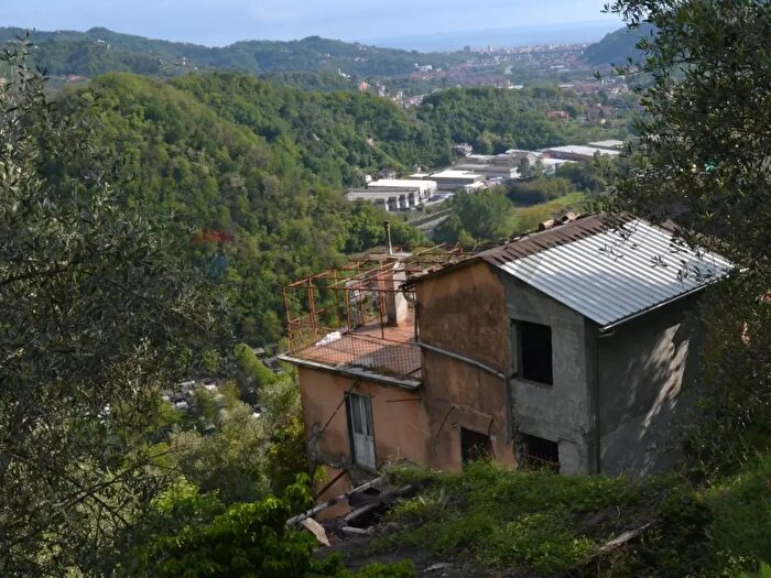 Casa con 12 locali in vendita in Via Colla, Carasco