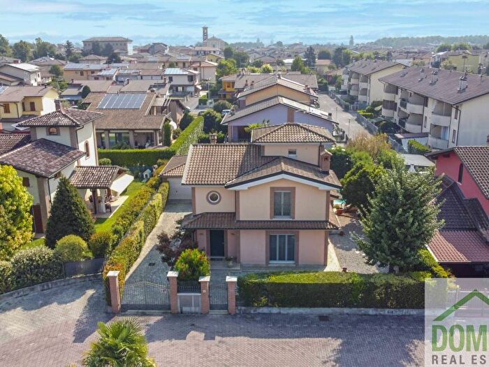 Casa quadrilocale in vendita in via Aldo Moro, Misano di Gera d'Adda