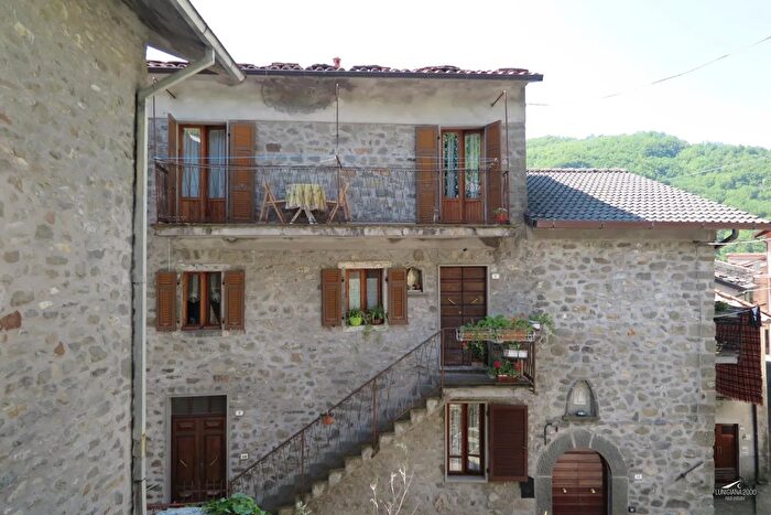 Casa con 5 locali in vendita in Bagnone